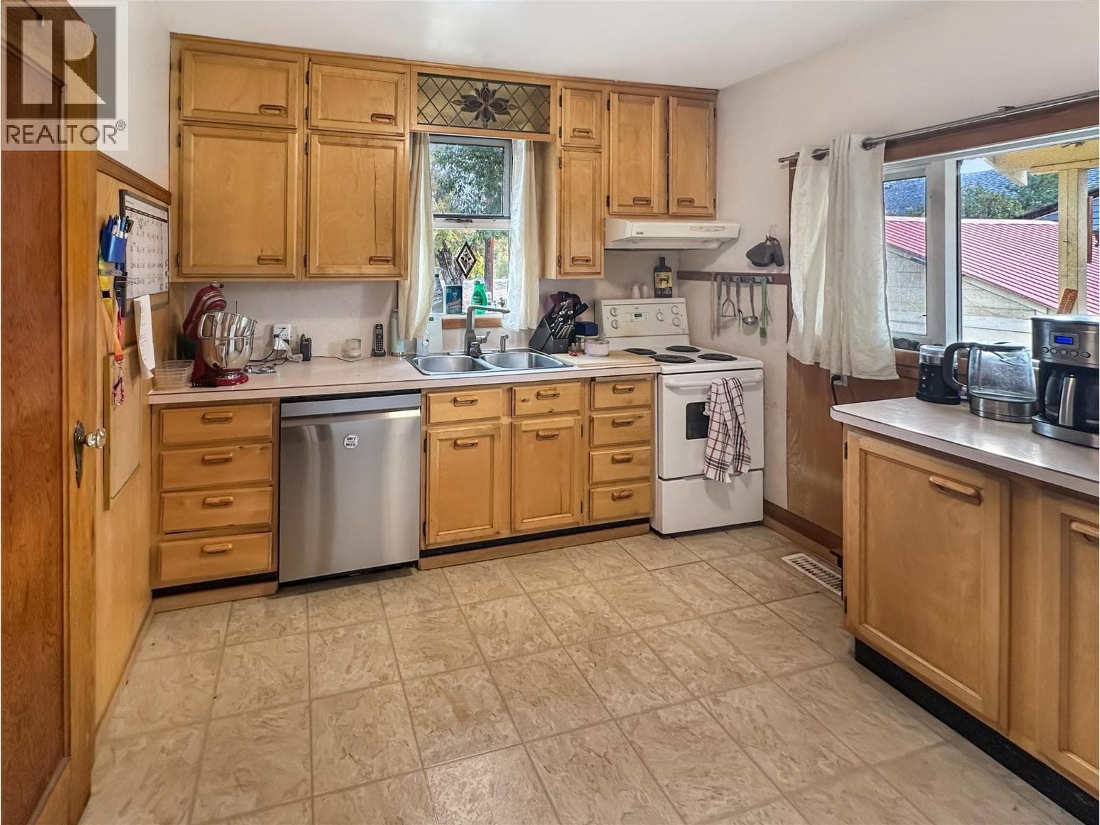 60 Angela Avenue, Interior REALTORS® — photo 3