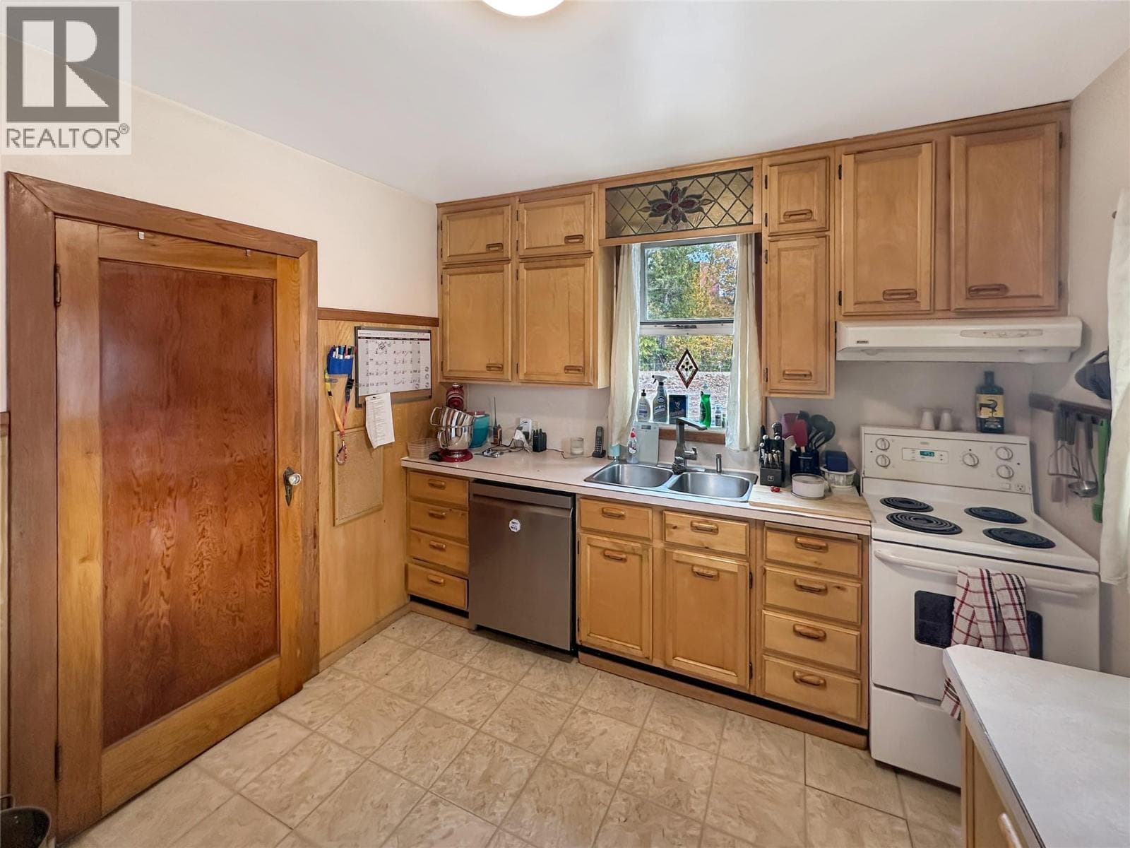60 Angela Avenue, Interior REALTORS® — photo 4
