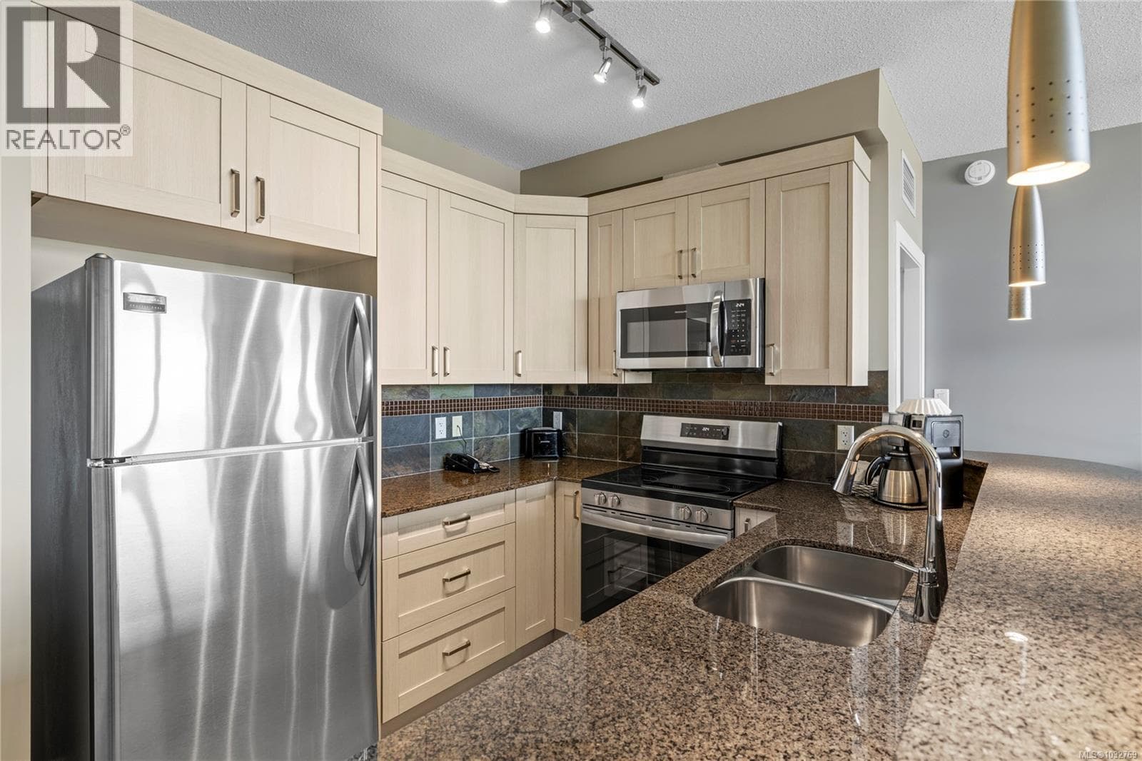 329/330C 181 Beachside Dr, Vancouver Island — photo 5