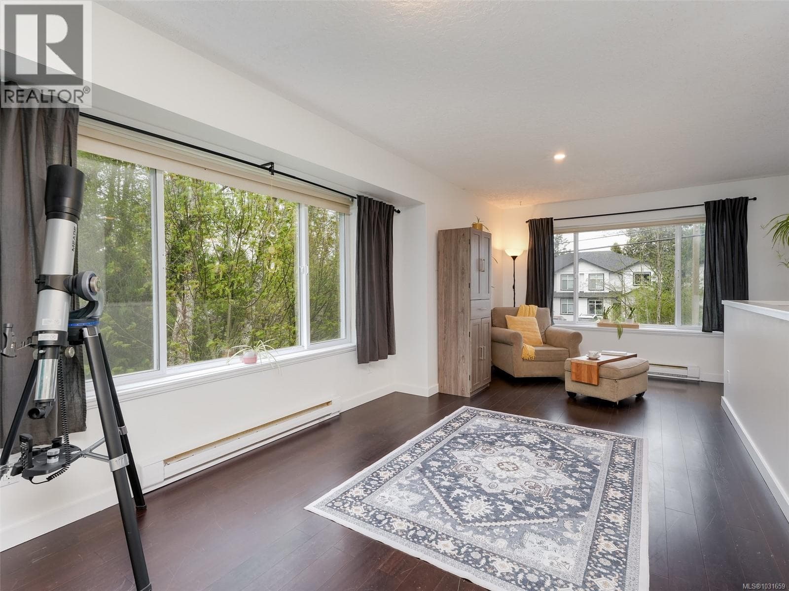 6894 Beaton Rd, Victoria — photo 2