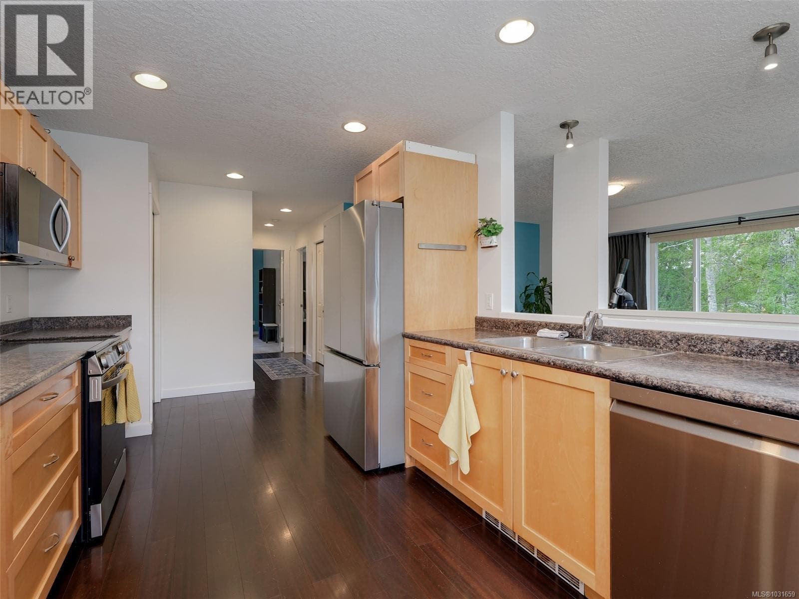 6894 Beaton Rd, Victoria — photo 5
