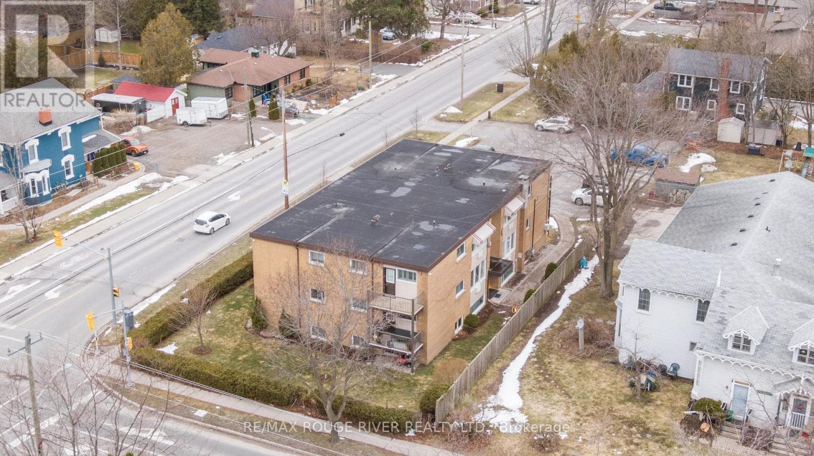11 - 242 D'ARCY STREET S in 