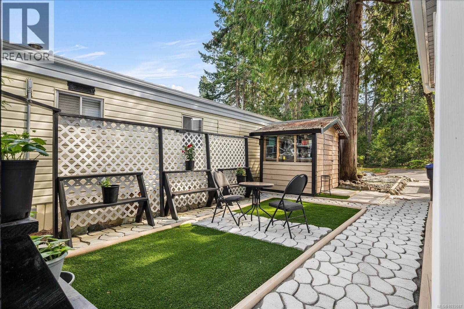 7 1247 ARBUTUS ROAD, Vancouver Island — photo 2