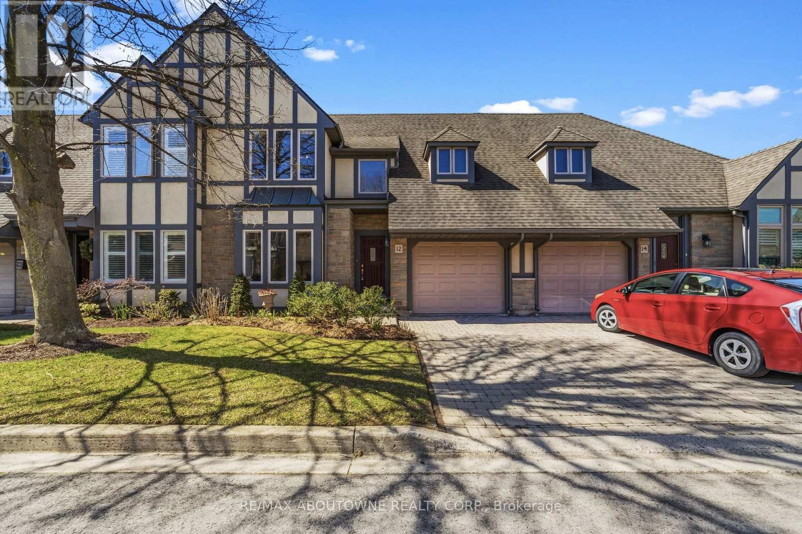 12 - 575 SIMCOE STREET in 