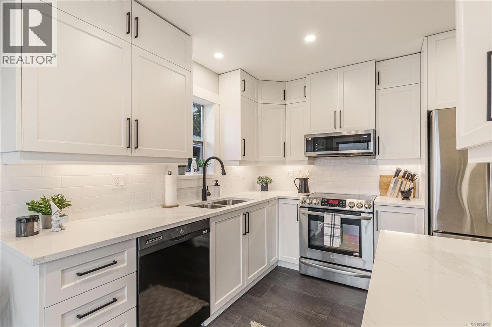 978 HIGHVIEW TERRACE, Vancouver Island — photo 5
