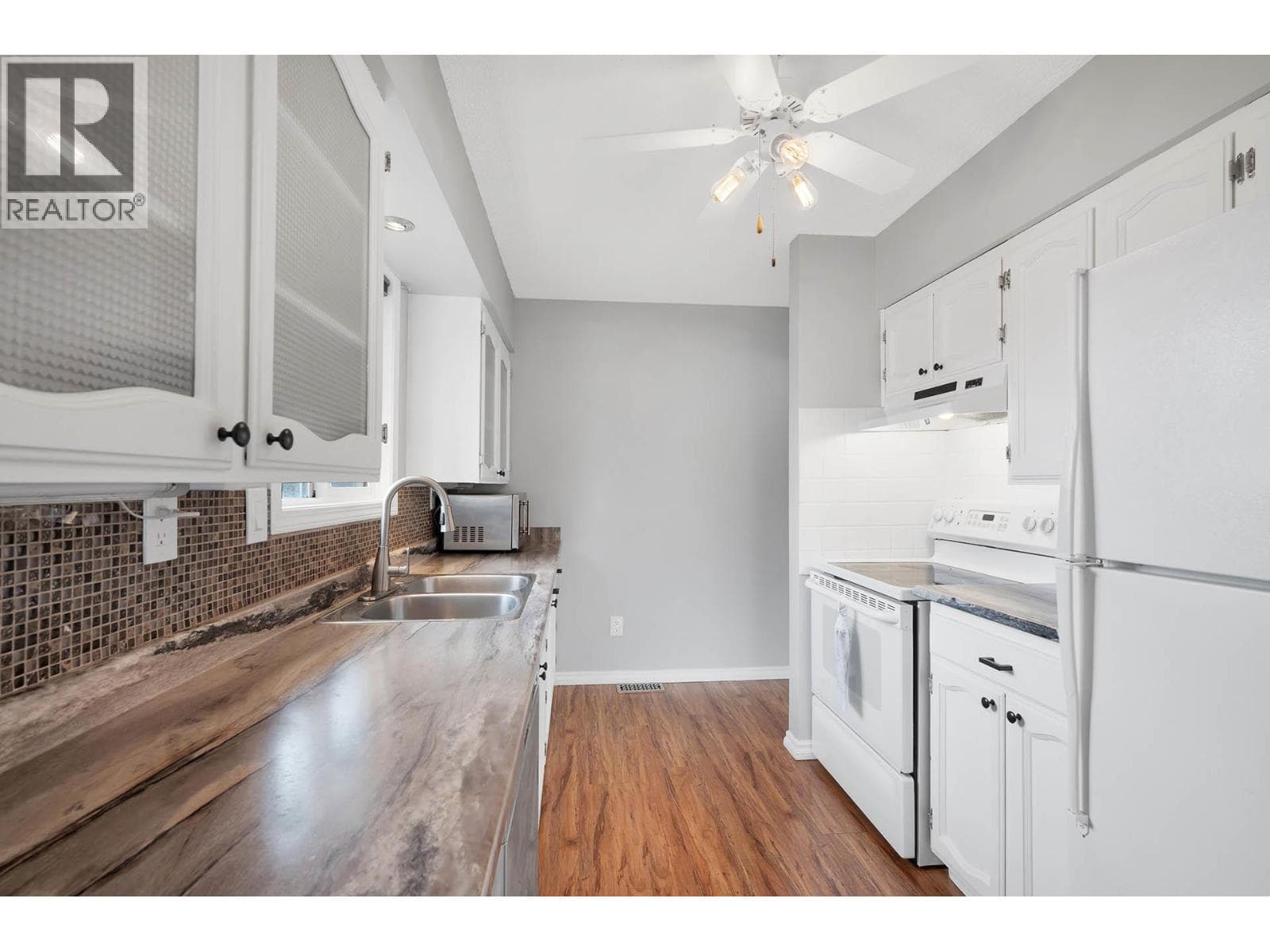 1018 SECOND AVENUE, Interior REALTORS® — photo 4
