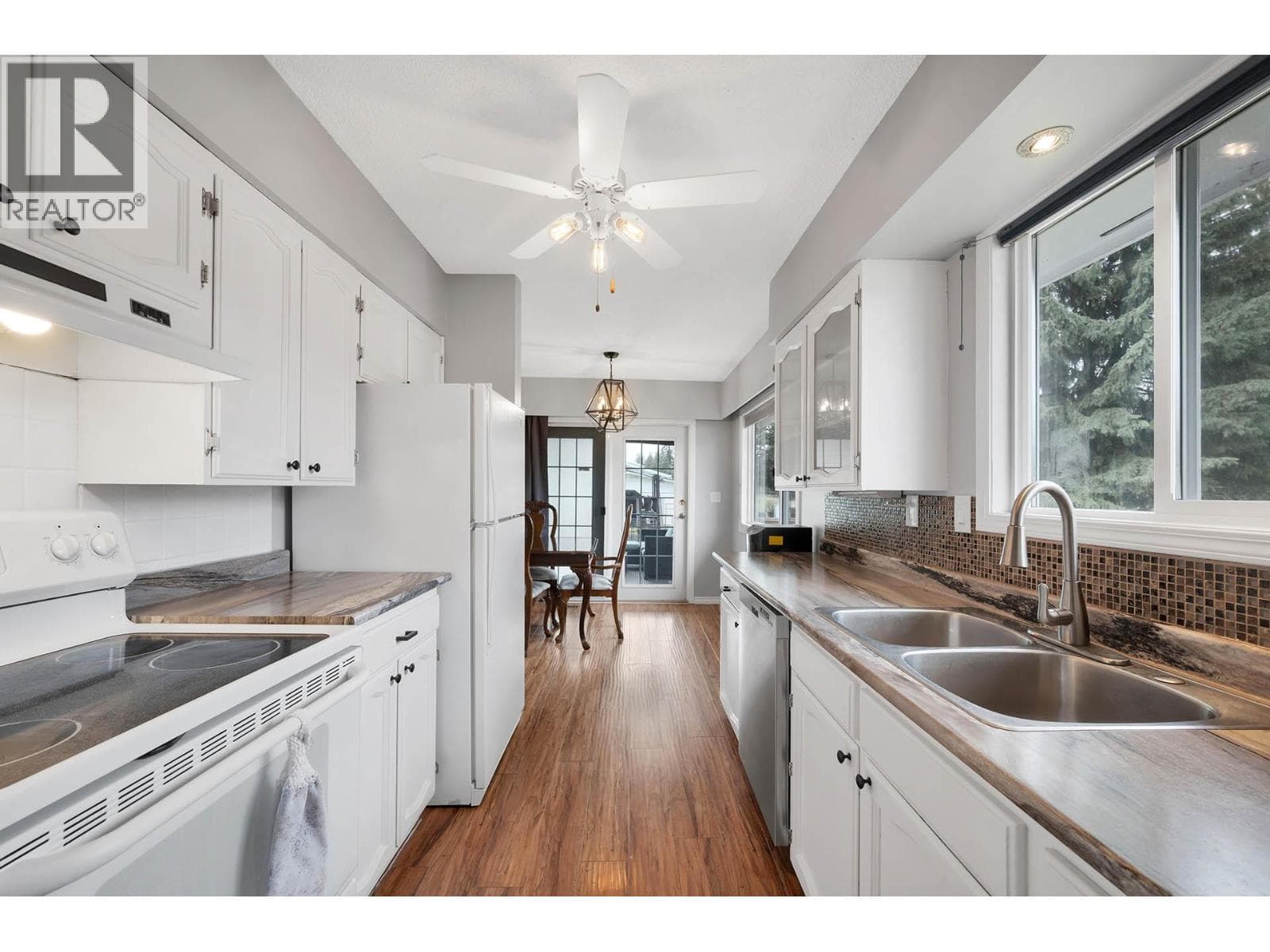 1018 SECOND AVENUE, Interior REALTORS® — photo 3