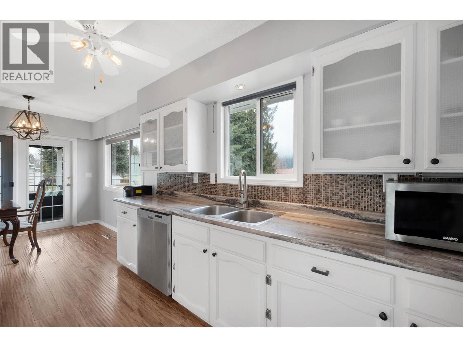 1018 SECOND AVENUE, Interior REALTORS® — photo 2