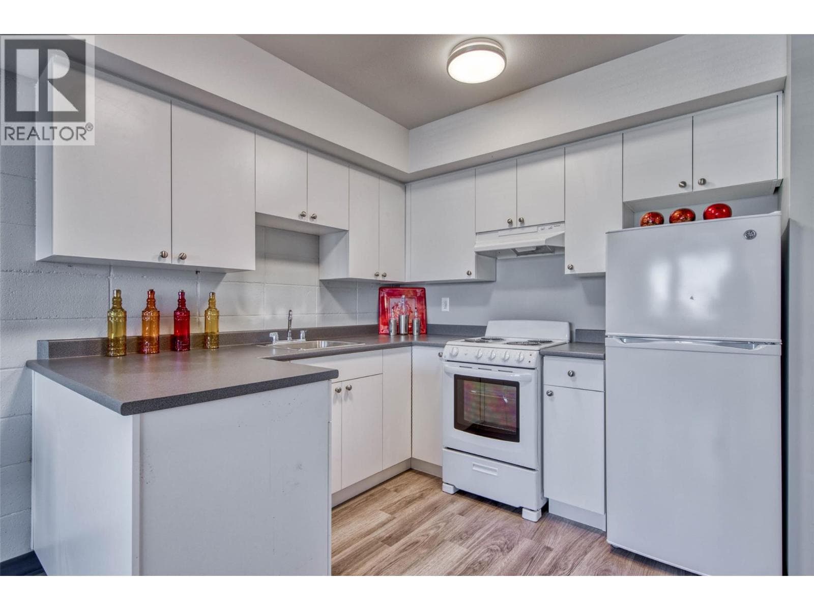 975 TRANQUILLE ROAD, Interior REALTORS® — photo 3