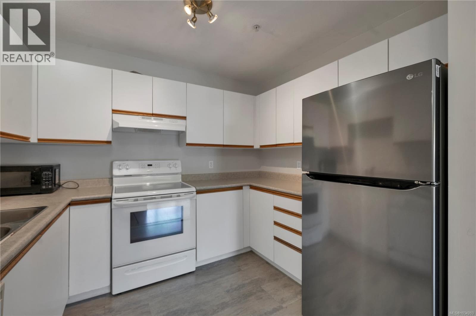 3A 1350 Creekside Way, Vancouver Island — photo 3