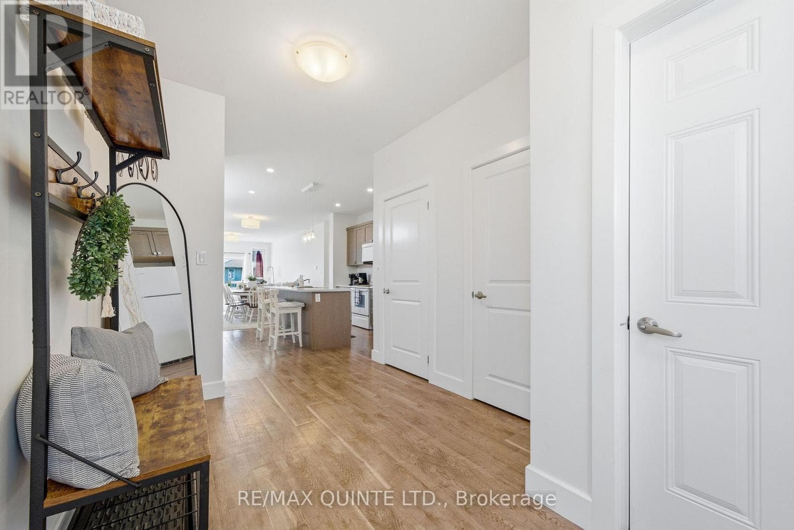 A & B - 86 ALDERSGATE DRIVE W, Central Lakes — photo 5