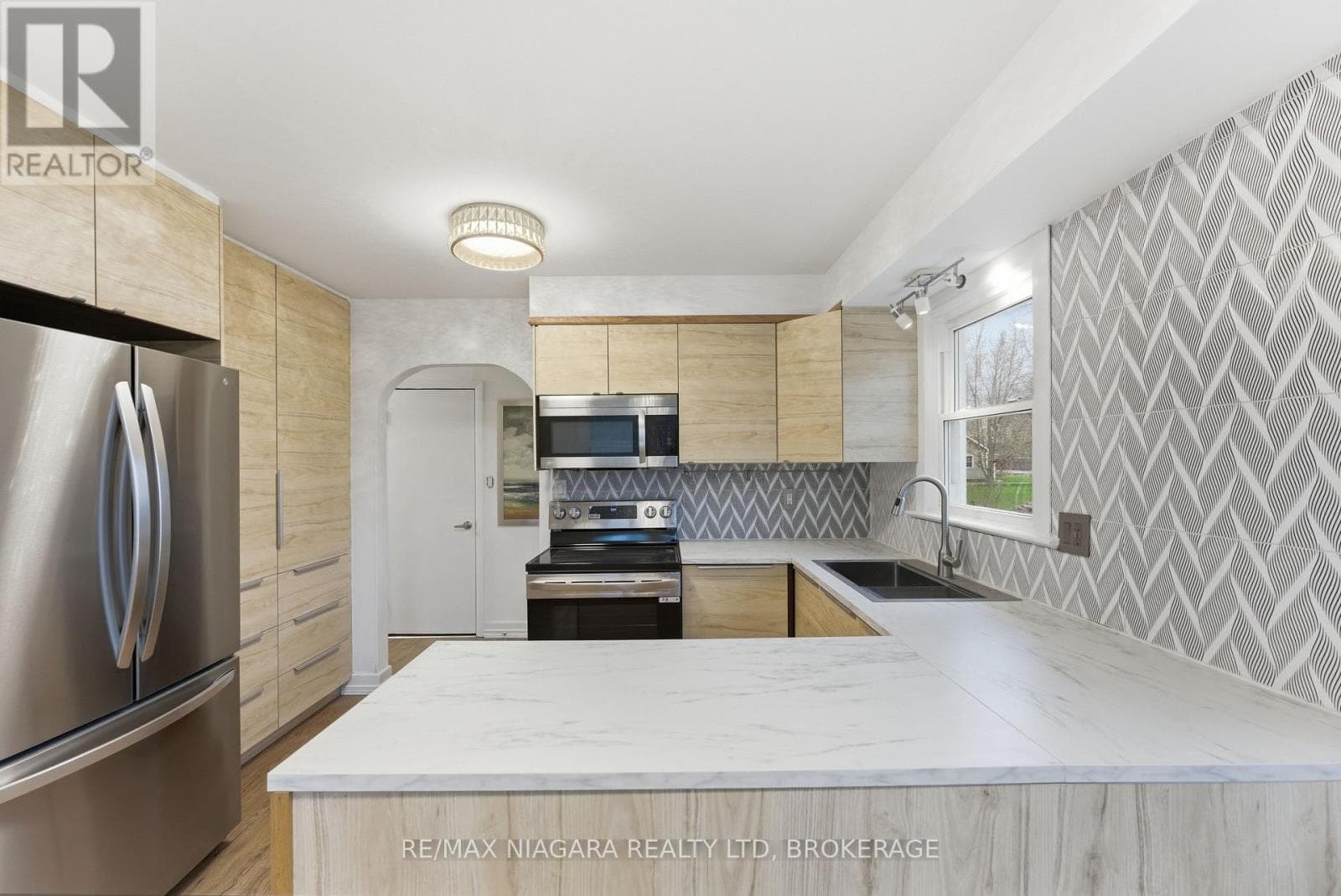 355 BERNARD AVENUE, Niagara — photo 3