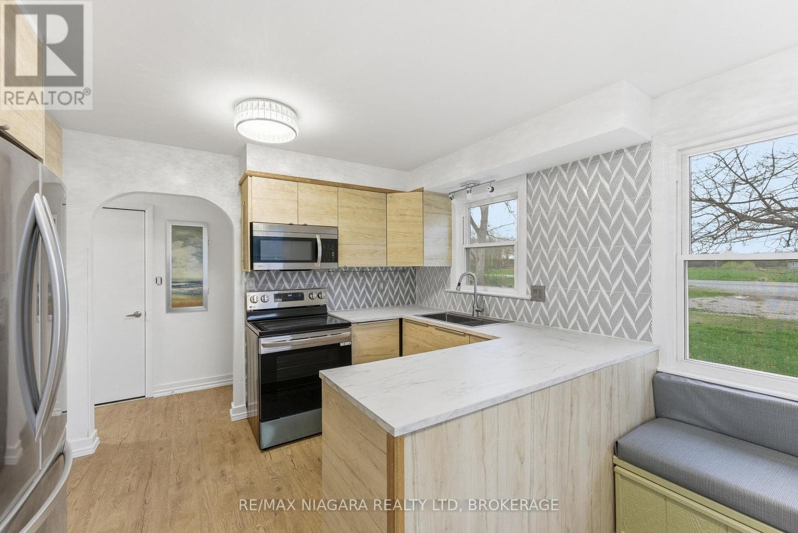 355 BERNARD AVENUE, Niagara — photo 5