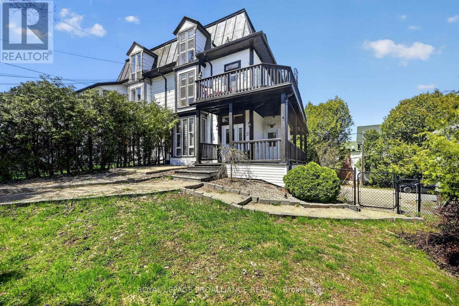 372 KING STREET W in 
