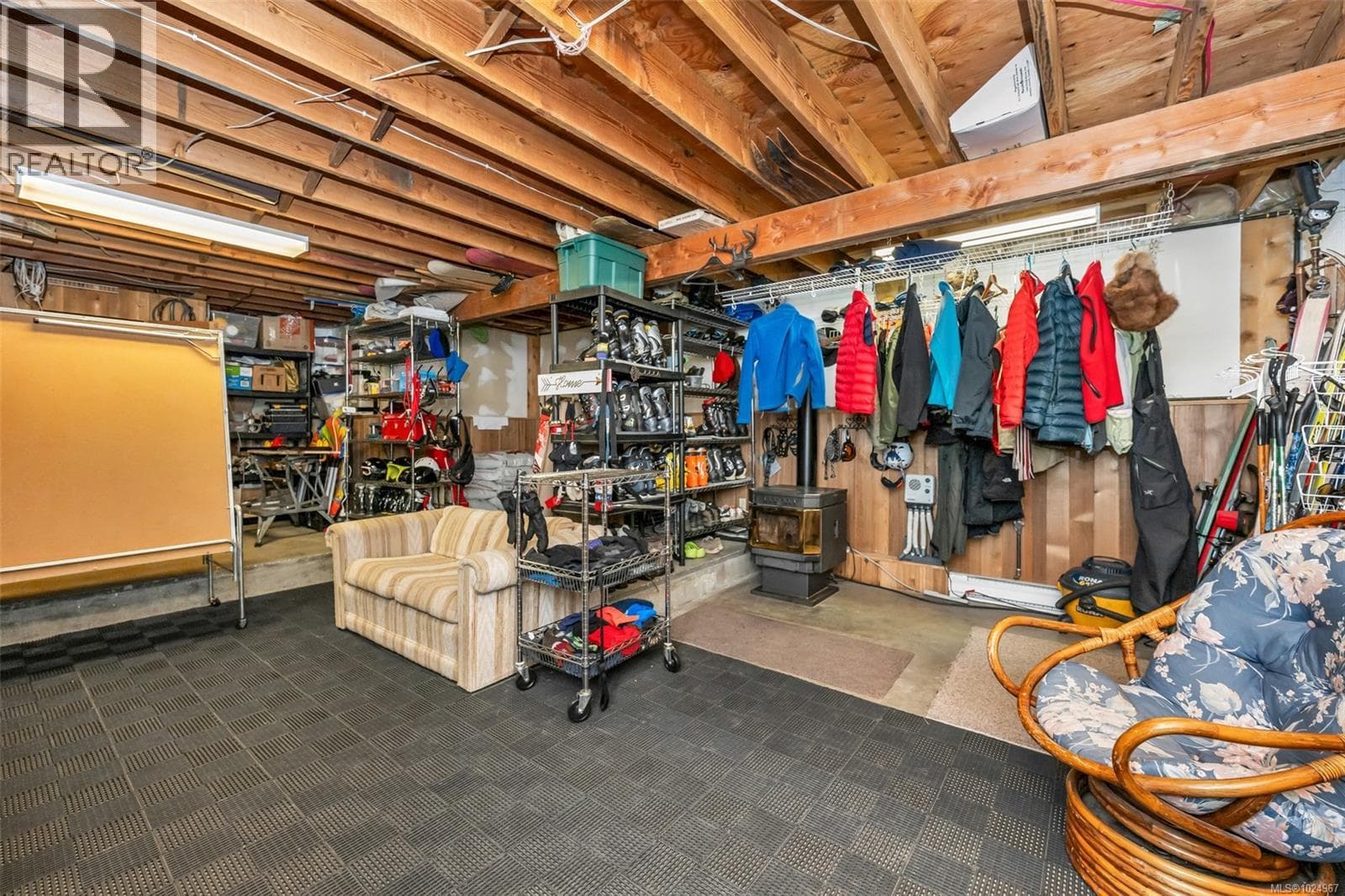 886 JUTLAND TERRACE, Vancouver Island — photo 5