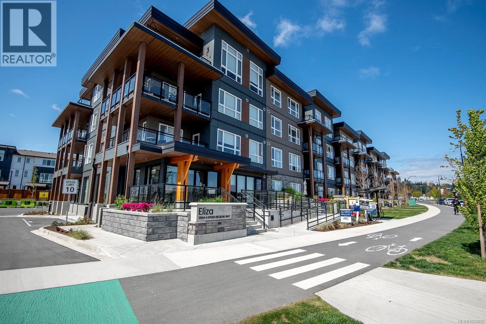 300 3564A Ryder Hesjedal Way, Victoria — photo 2