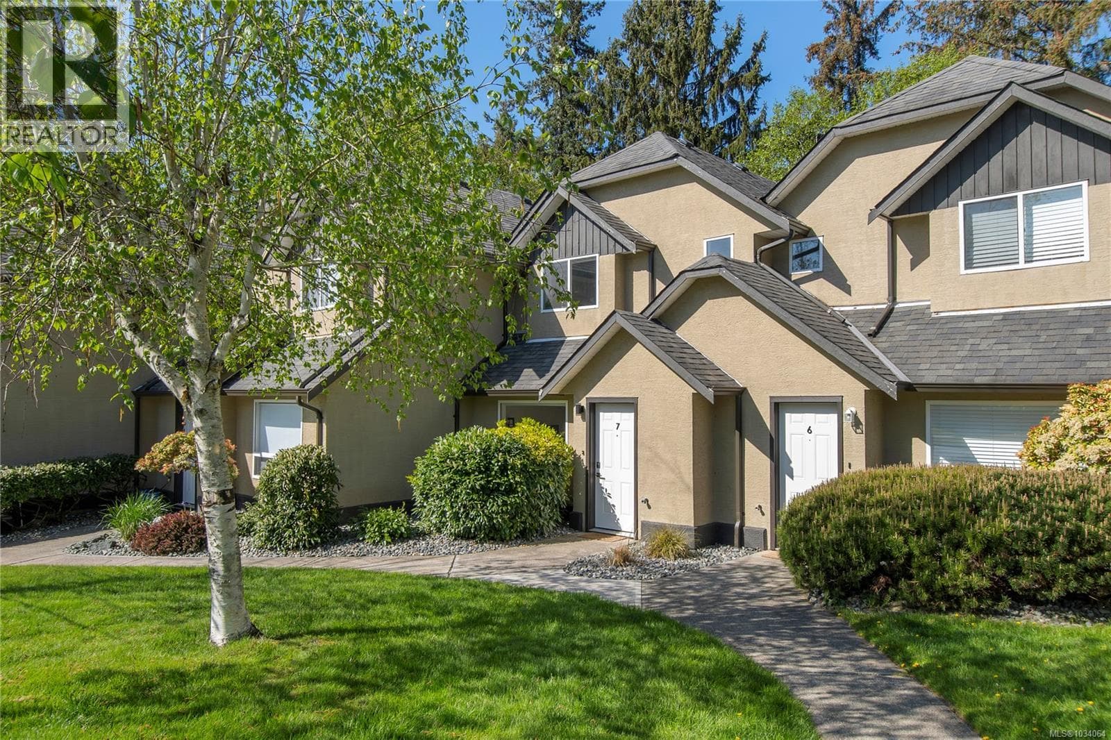 7 555 Rockland Rd in