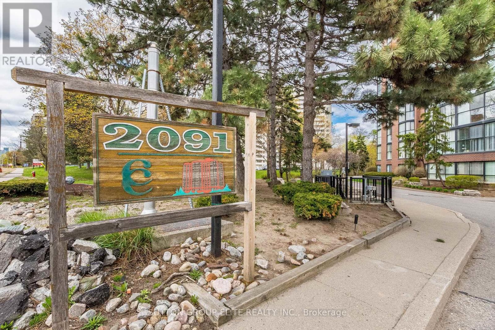 307 - 2091 HURONTARIO STREET, Toronto — photo 2