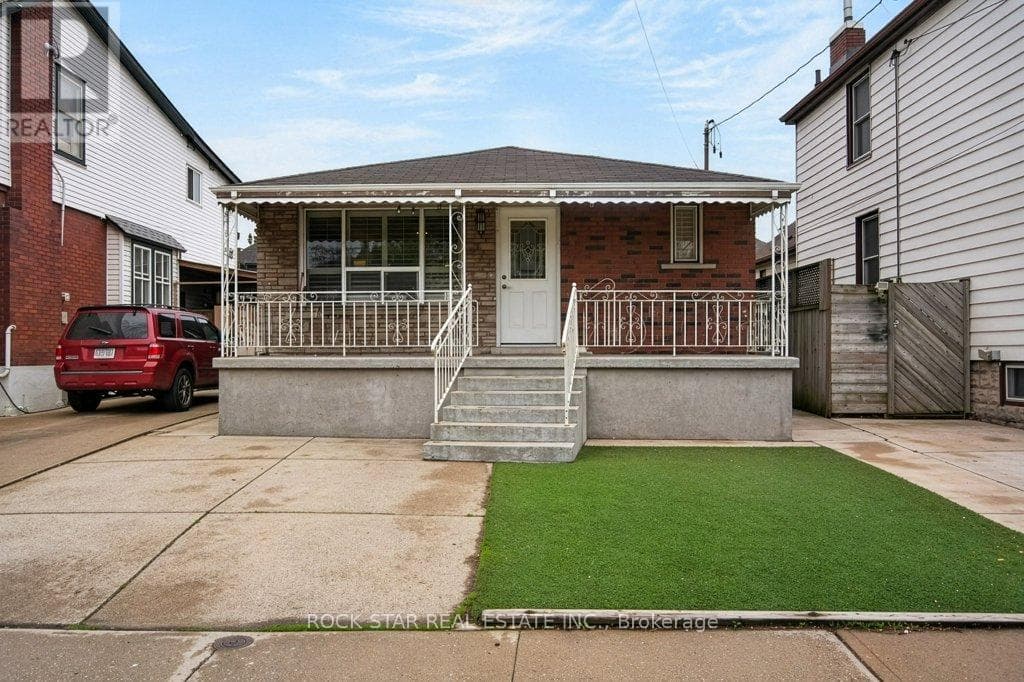 40 MAYFLOWER AVENUE in Crown Point West