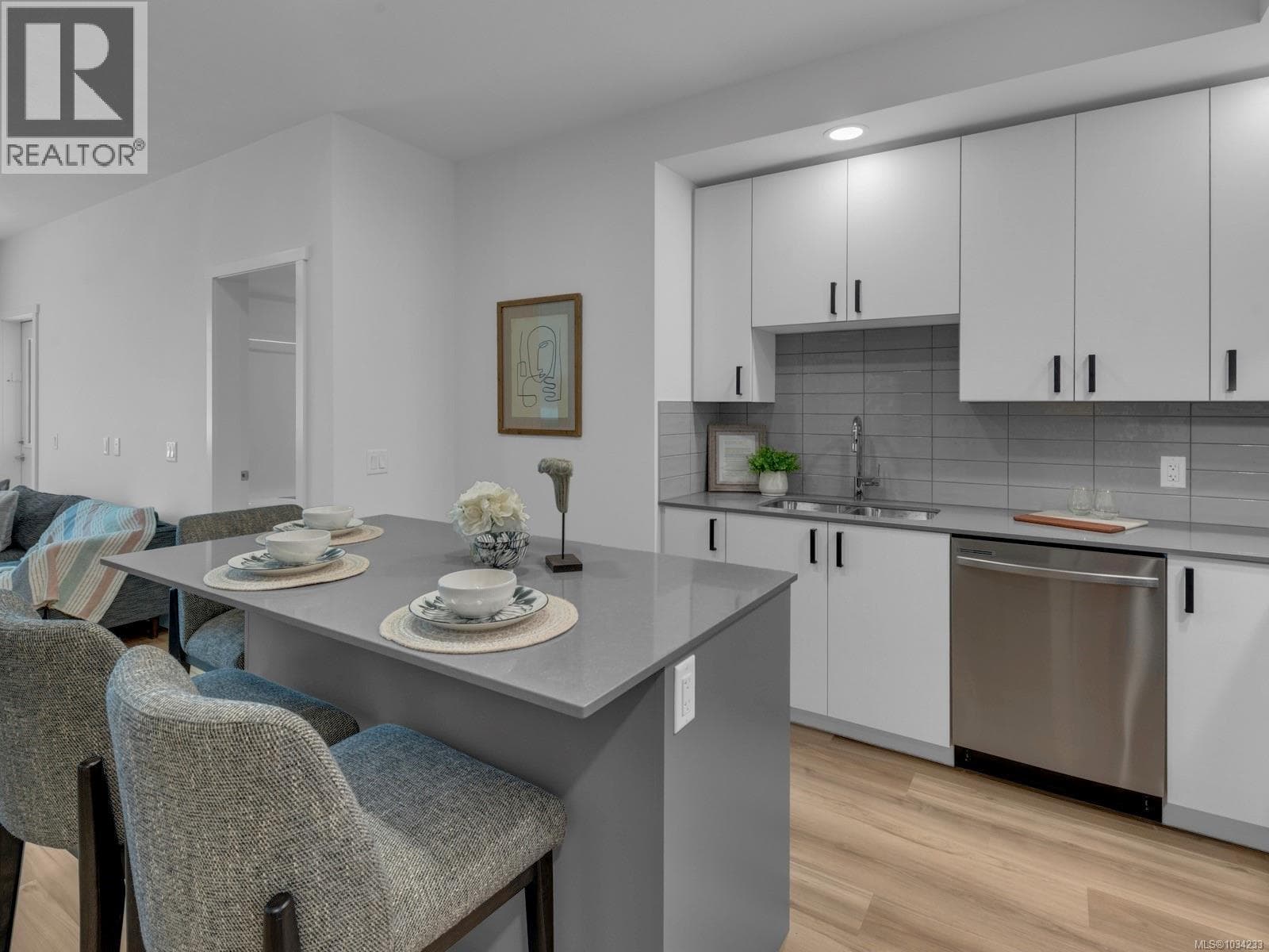 102 2390 City Gate Blvd, Victoria — photo 3