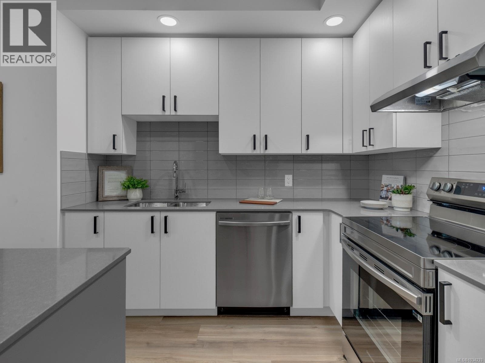 102 2390 City Gate Blvd, Victoria — photo 4