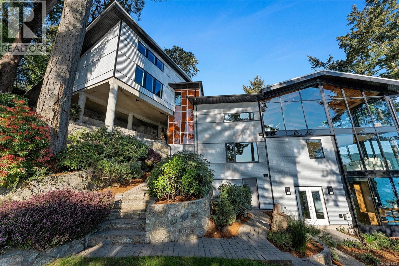 1676 Lands End Rd, Victoria — photo 3