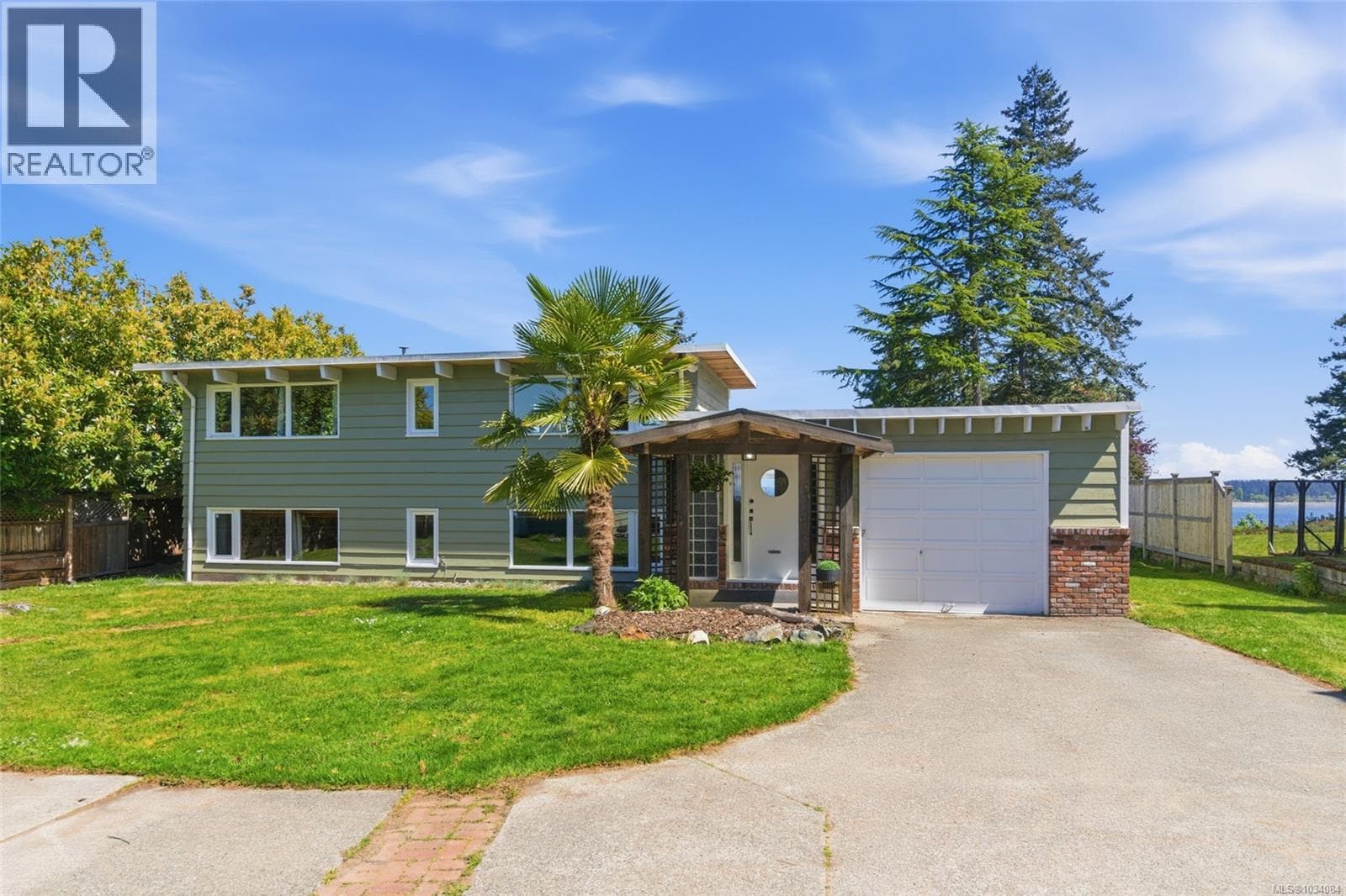 590 Willow St, Vancouver Island — photo 3