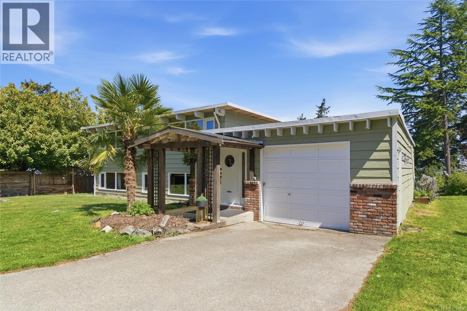 590 Willow St, Vancouver Island