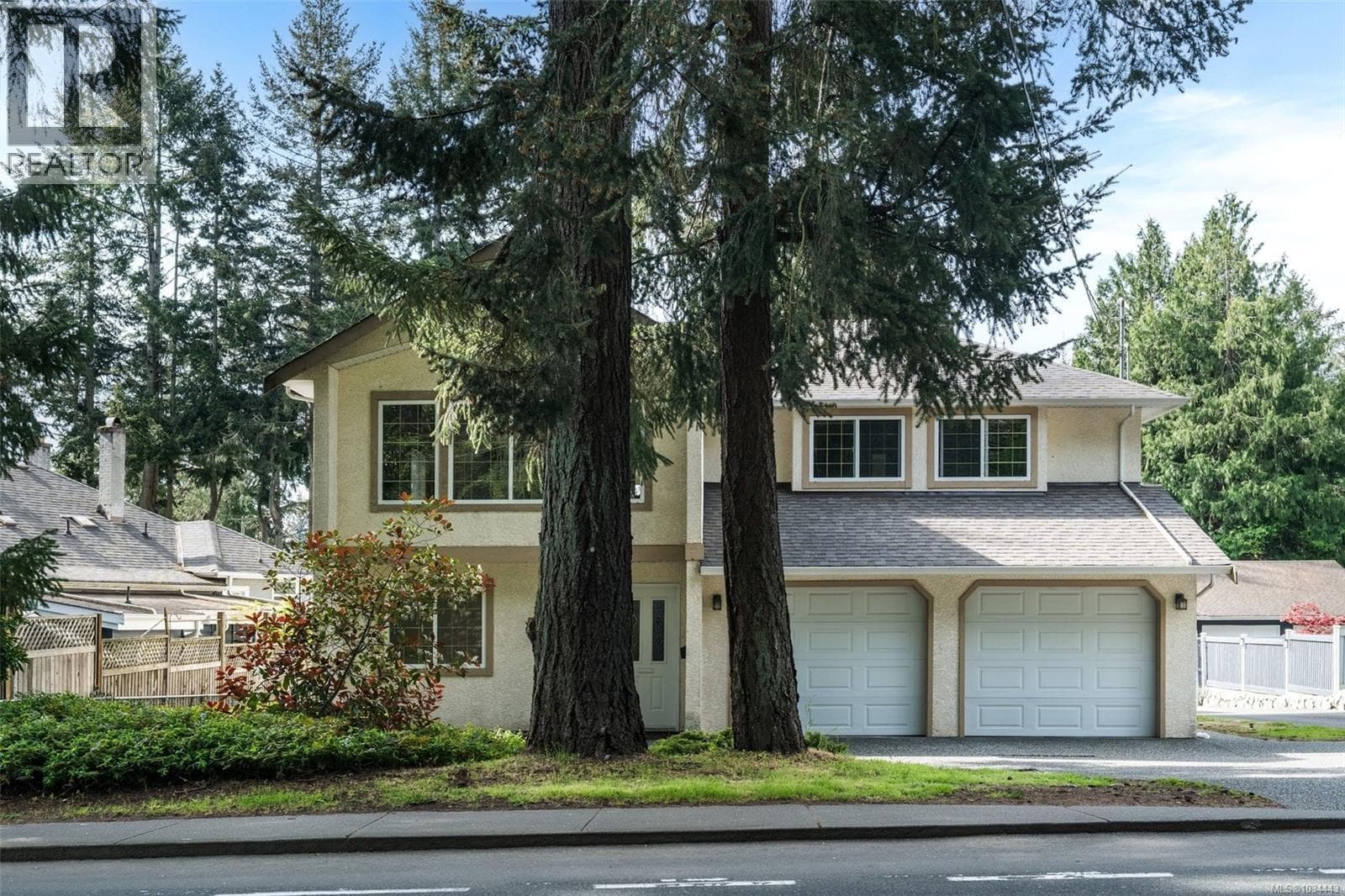 5272 CORDOVA BAIE ROAD, Victoria — photo 3
