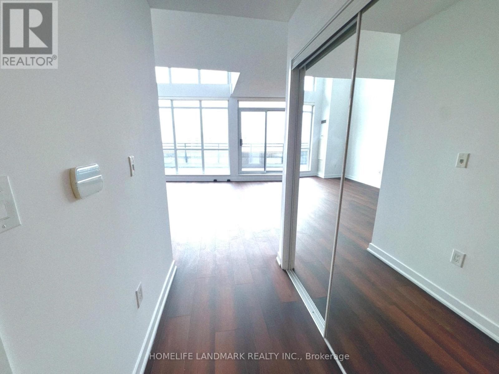 833 - 8 TELEGRAM MEWS, Toronto — photo 2