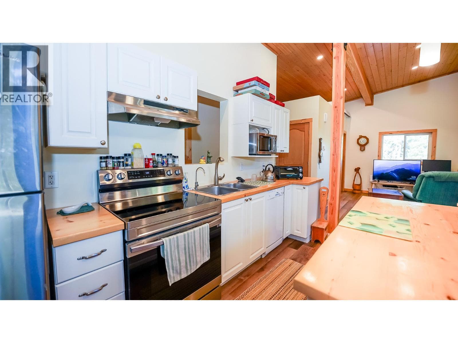1771 SKIMIKIN ROAD, Interior REALTORS® — photo 4