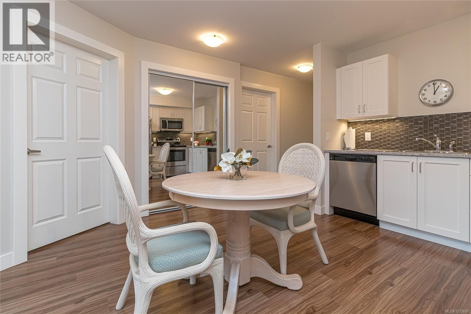 606 917 Avrill Rd, Victoria — photo 4