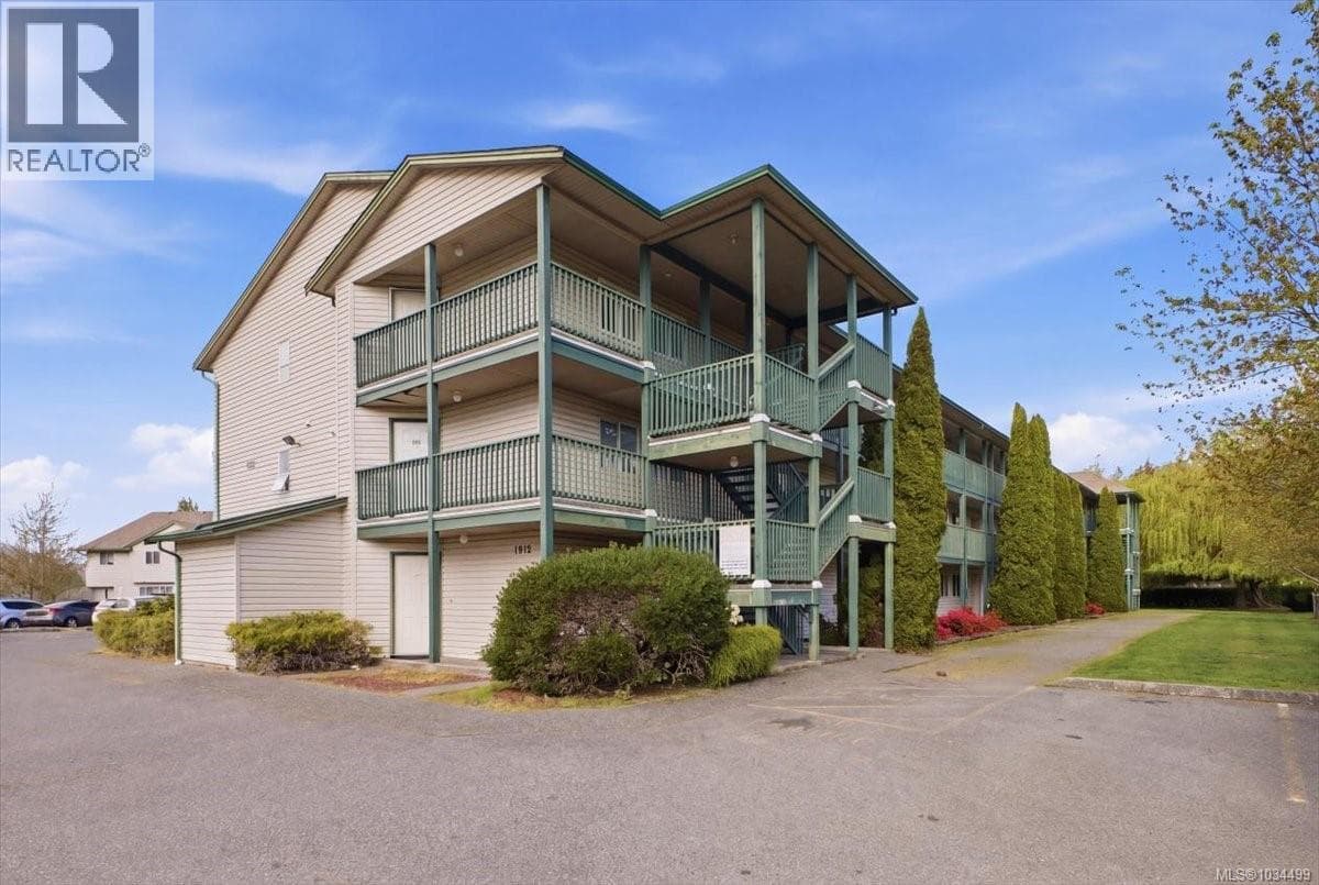 208 1912 Bowen Rd in Northfield