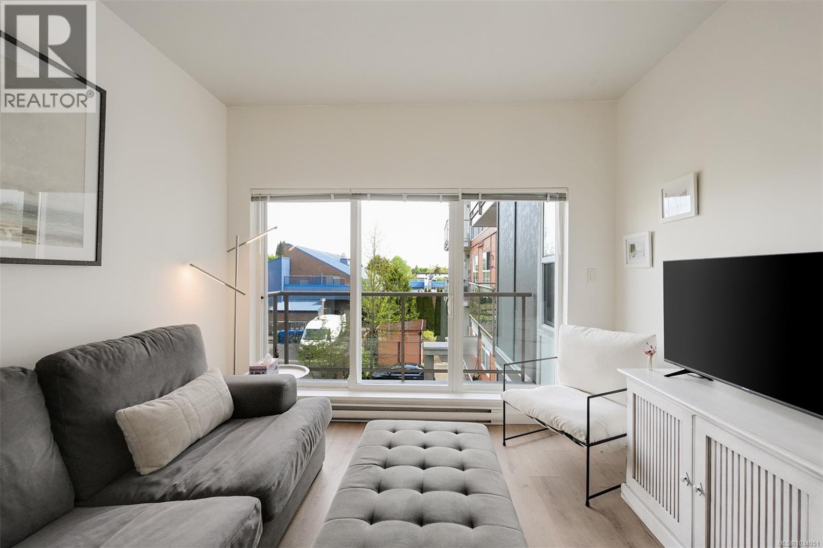 311 1550 Church Ave, Victoria — photo 4