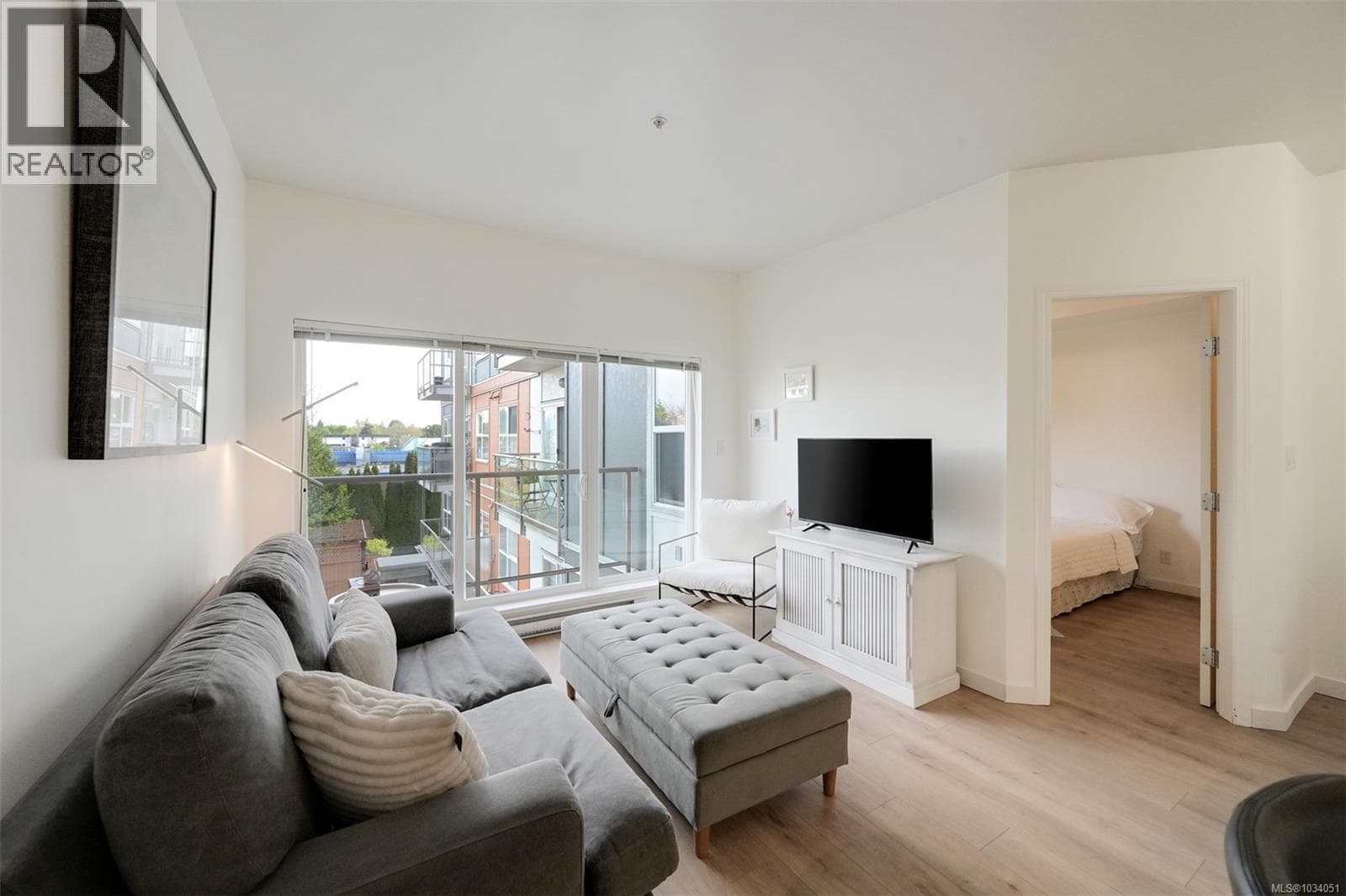 311 1550 Church Ave, Victoria — photo 3