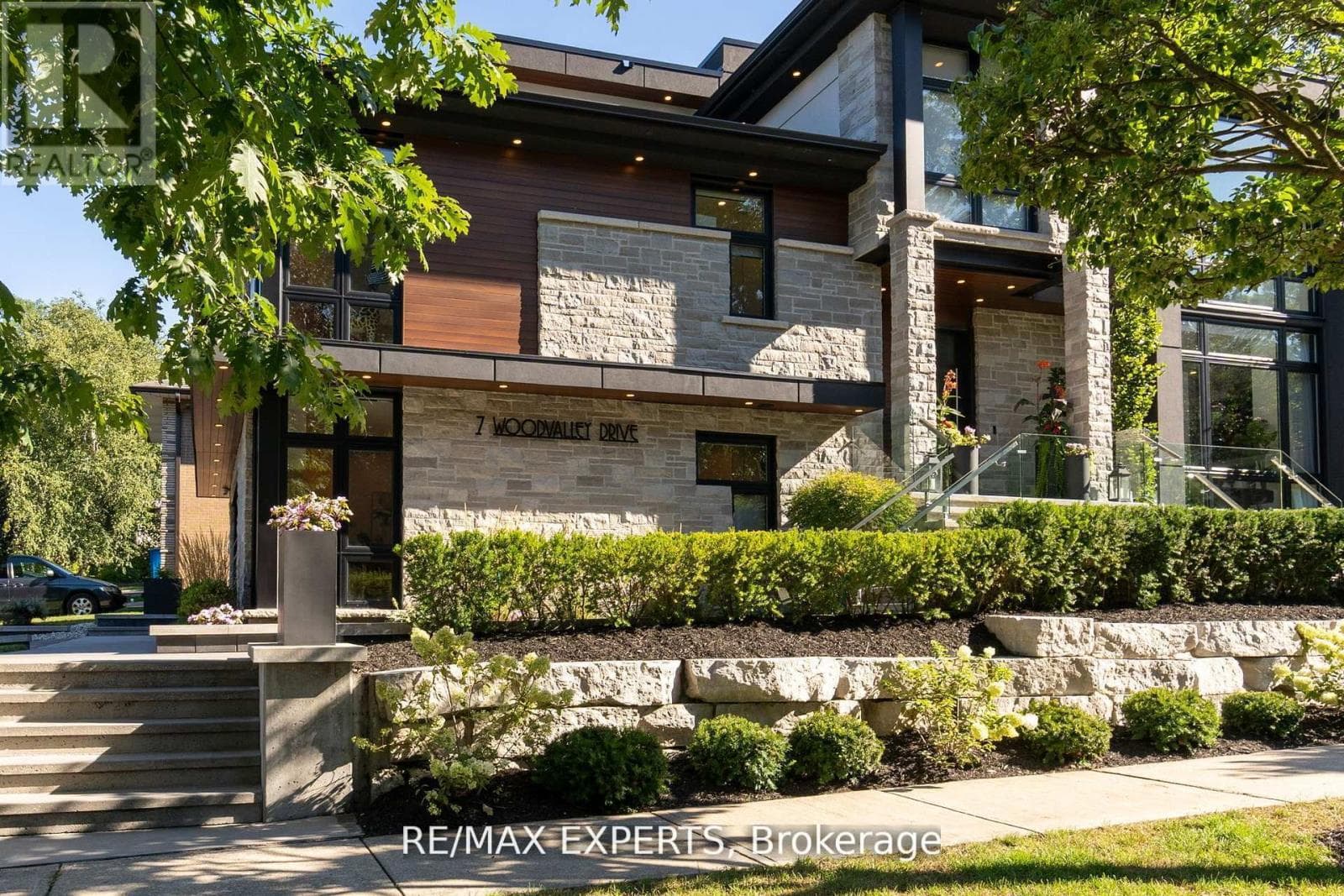7 WOODVALLEY DRIVE, Toronto — photo 2