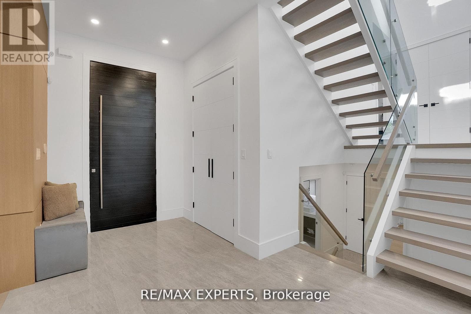 7 WOODVALLEY DRIVE, Toronto — photo 3