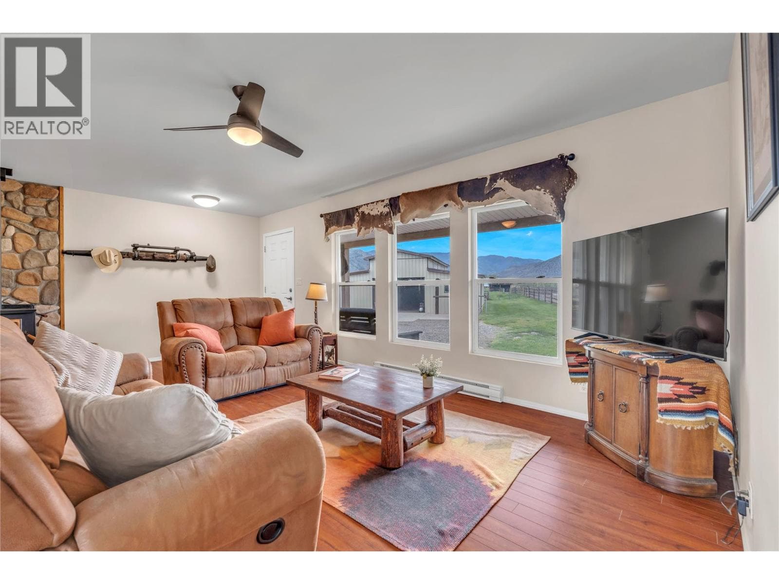 1911 Stewart Road, Interior REALTORS® — photo 5