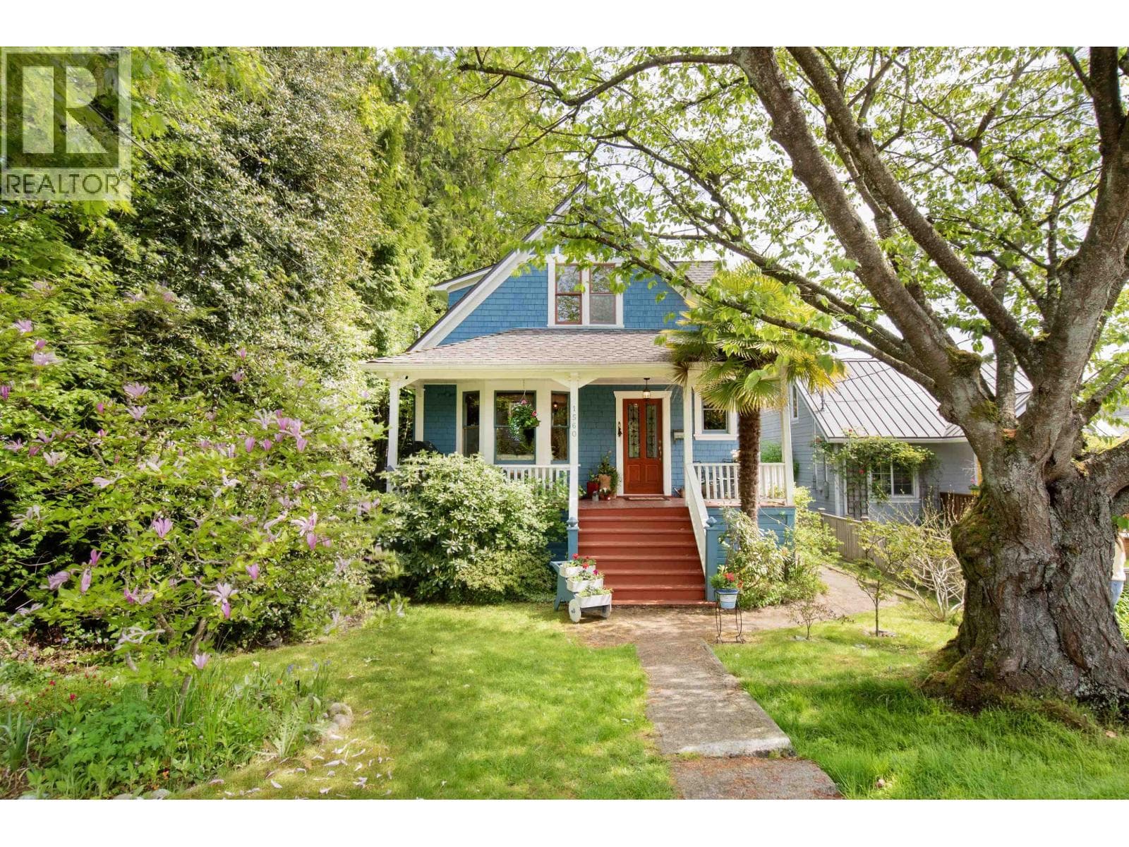 1560 MACGOWAN AVENUE in Lower Capilano
