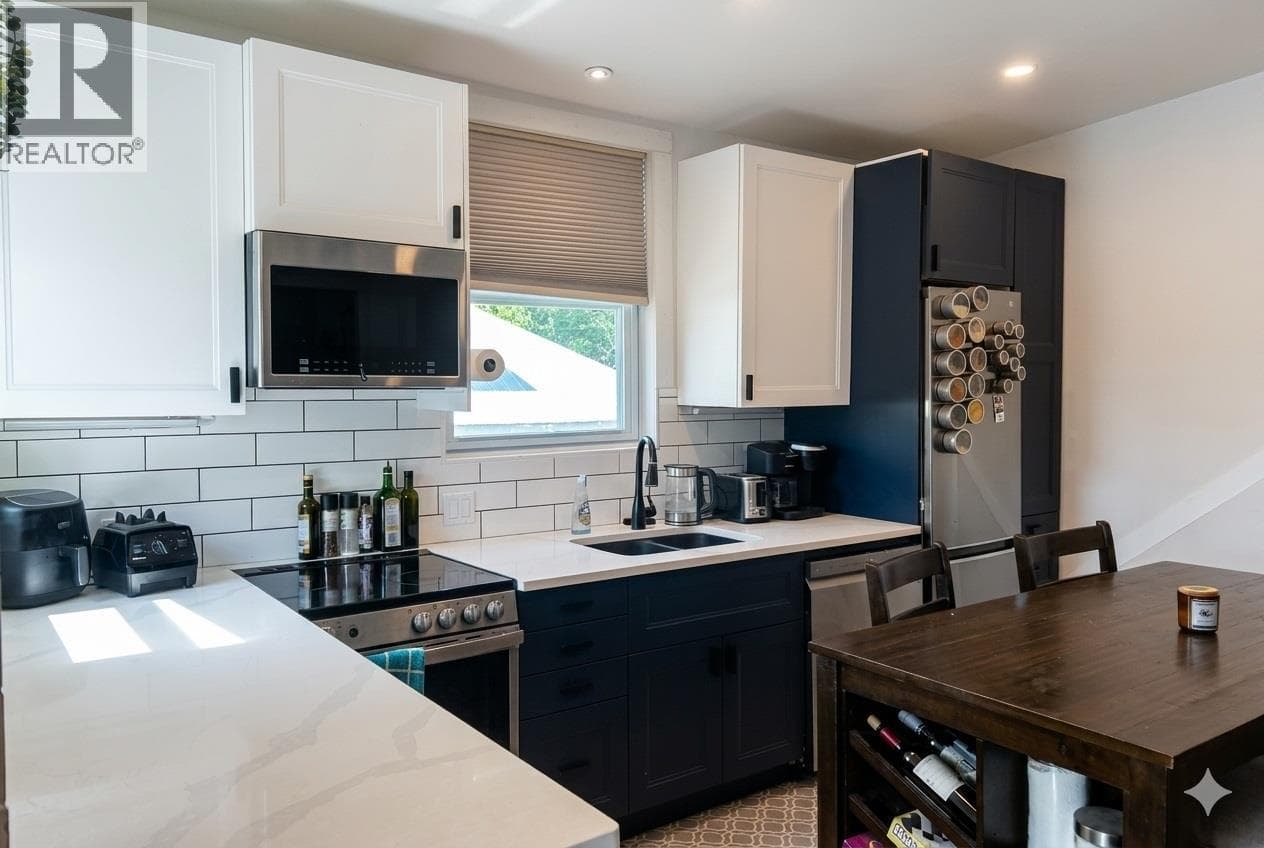 3403 33 AVENUE, Interior REALTORS® — photo 2