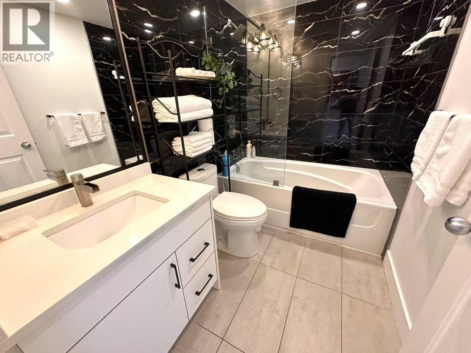 555 ABBOTT STREET 311, Greater Vancouver — photo 2