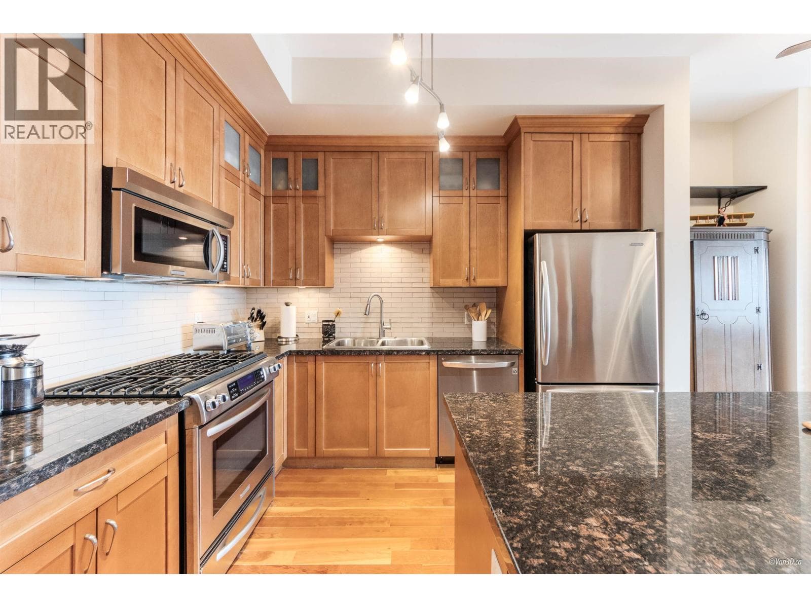 306 240 SALTER STREET, Greater Vancouver — photo 4