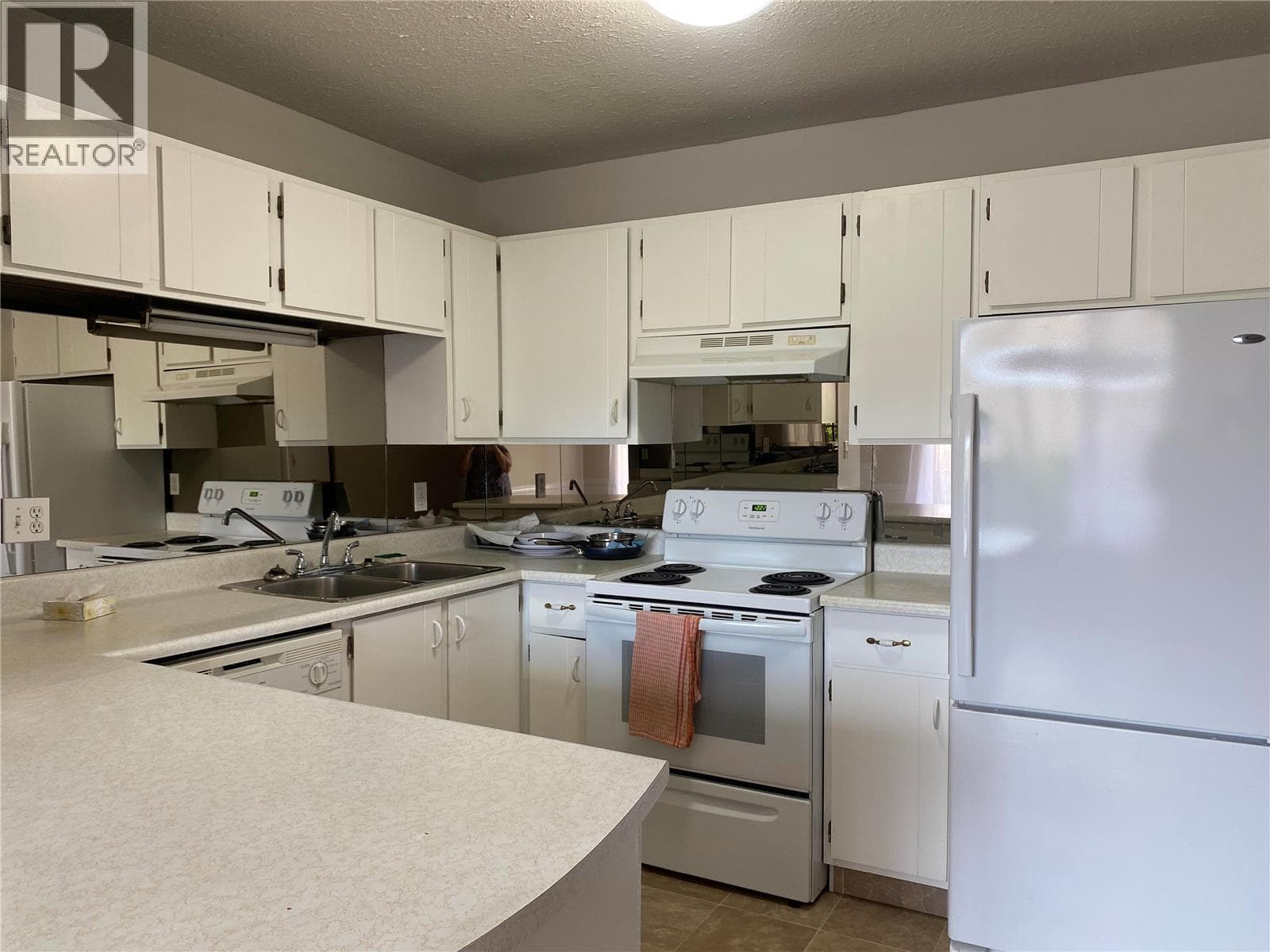 290 Mills Road Unit# 206 in Highway 97