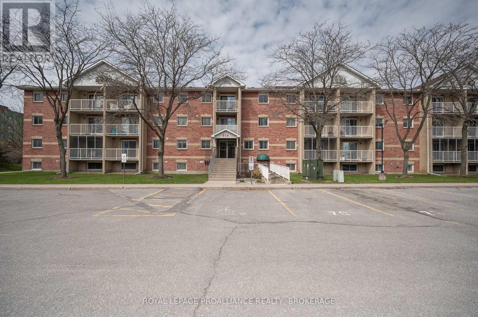 313 - 310 KINGSDALE AVENUE in Gardiners / Meadowbrook