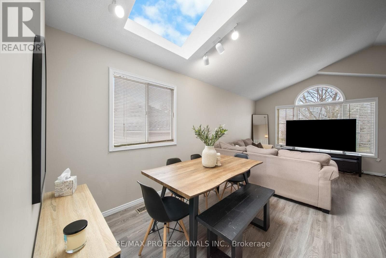 522 TRICO DRIVE, Toronto — photo 5