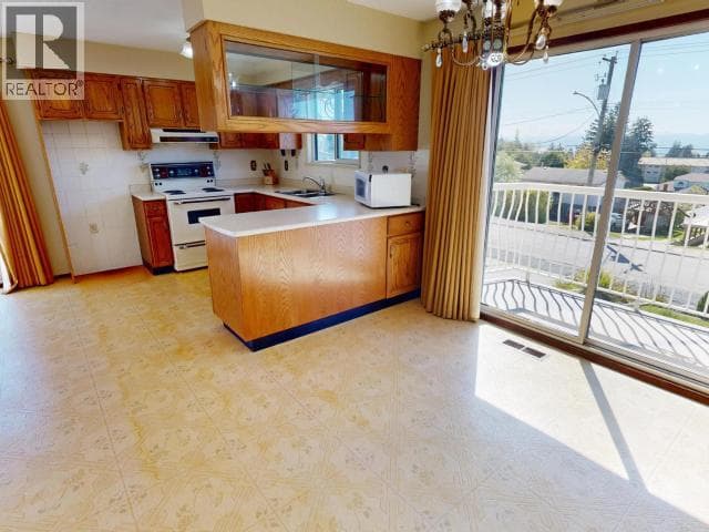 4688 FERNWOOD AVE, Powell River — photo 4