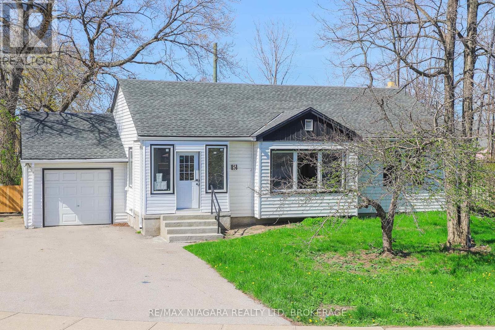 5 MEADOWVALE DRIVE in 