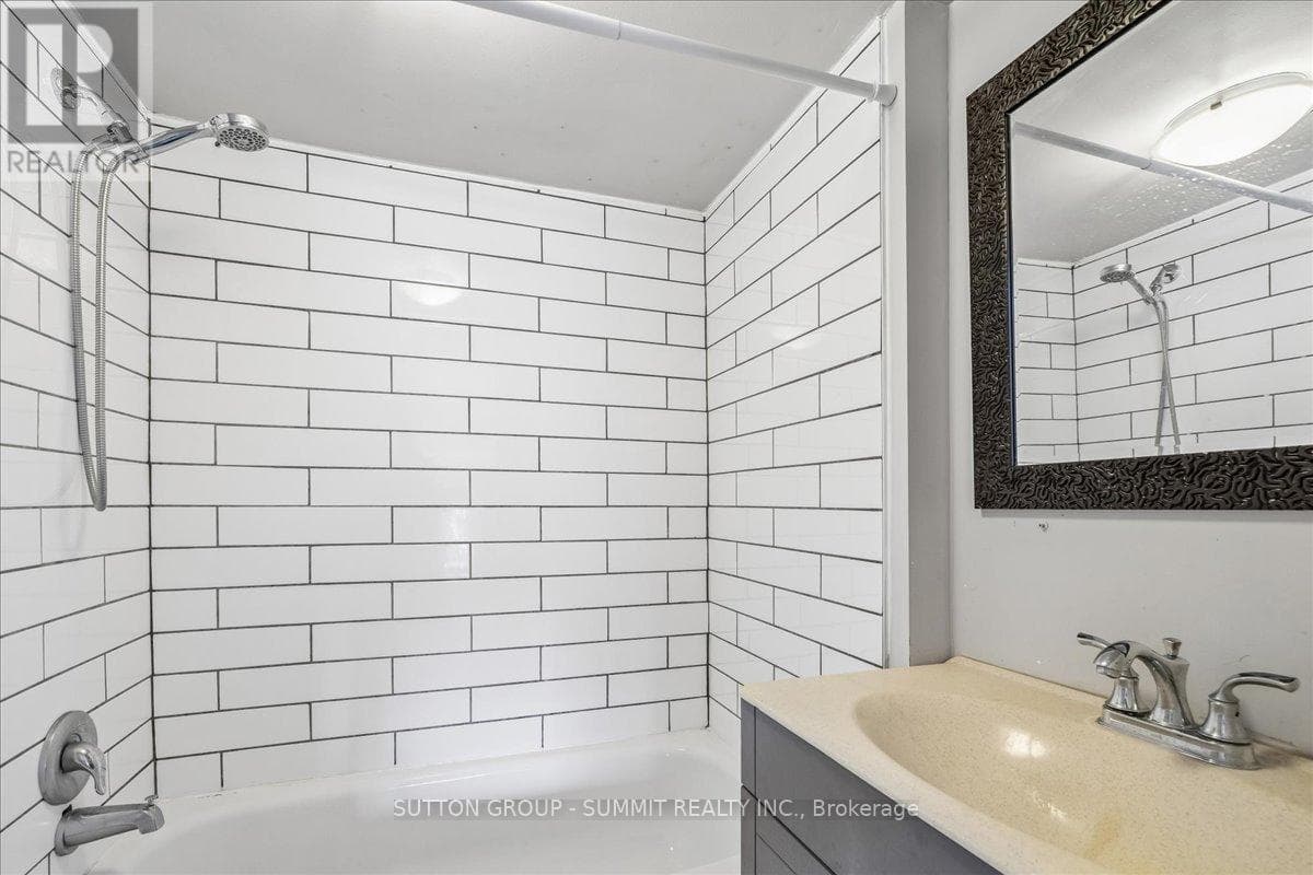 155 12 LAKE STREET, Toronto — photo 5