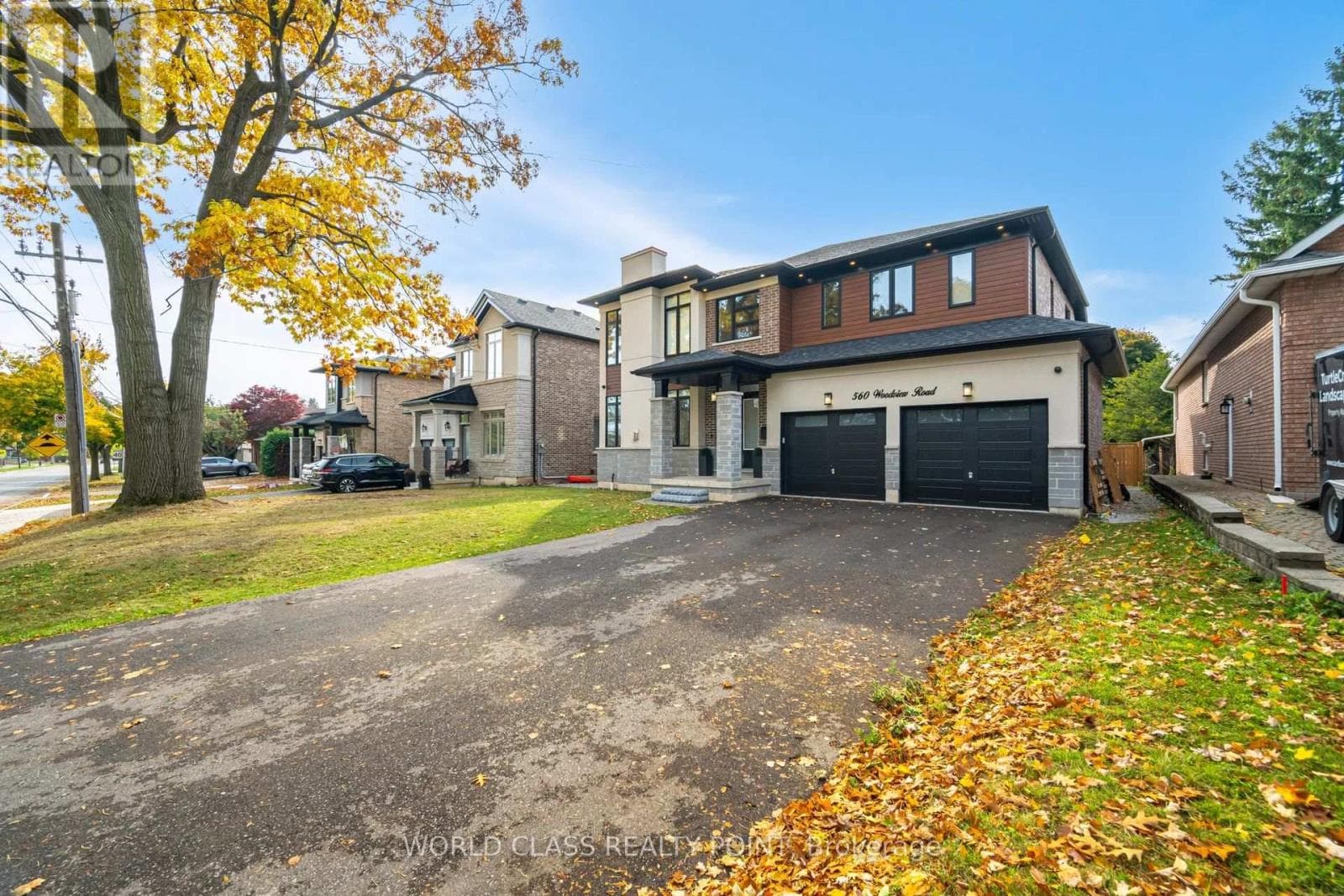 560 WOODVIEW ROAD, Toronto — photo 2