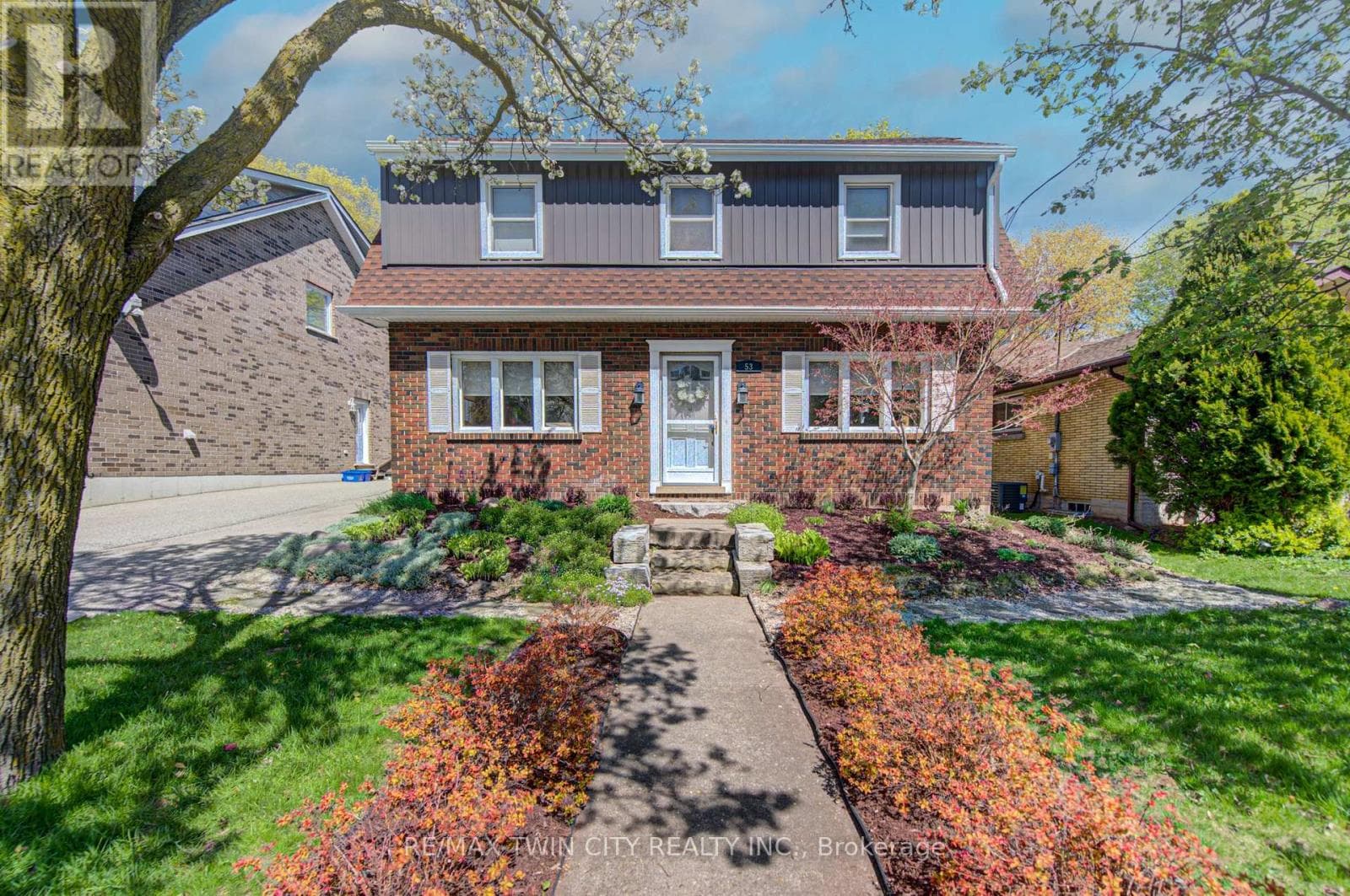 53 LINCOLN AVENUE in South East Galt